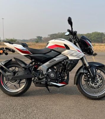 Bajaj Pulsar NS200 Right View